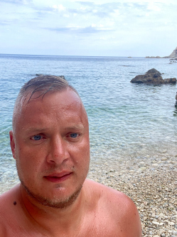 Zsolt, 43 �ves csom�di t�rskeres� f�rfi