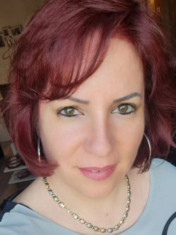 Anik�, 48 �ves t�rskeres� n�, �regcsert�