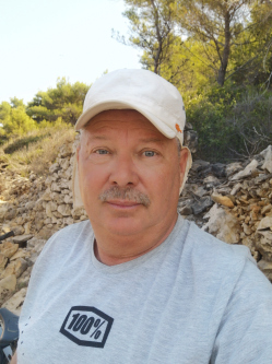 TOMI, 60 �ves budapesti t�rskeres� f�rfi