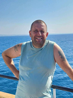 Robert, 49 �ves v�ci t�rskeres� f�rfi