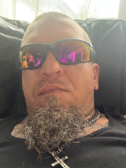 Norbert, 40 �ves egyes�lt kir�lys�gi t�rskeres� f�rfi