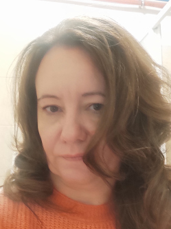 Enik�, 47 �ves budapesti t�rskeres� n�