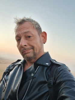 J�zsi, 44 �ves t�pi�gy�rgyei t�rskeres� f�rfi