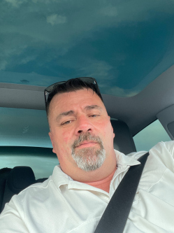 Csaba, 47 �ves gy�ri t�rskeres� f�rfi